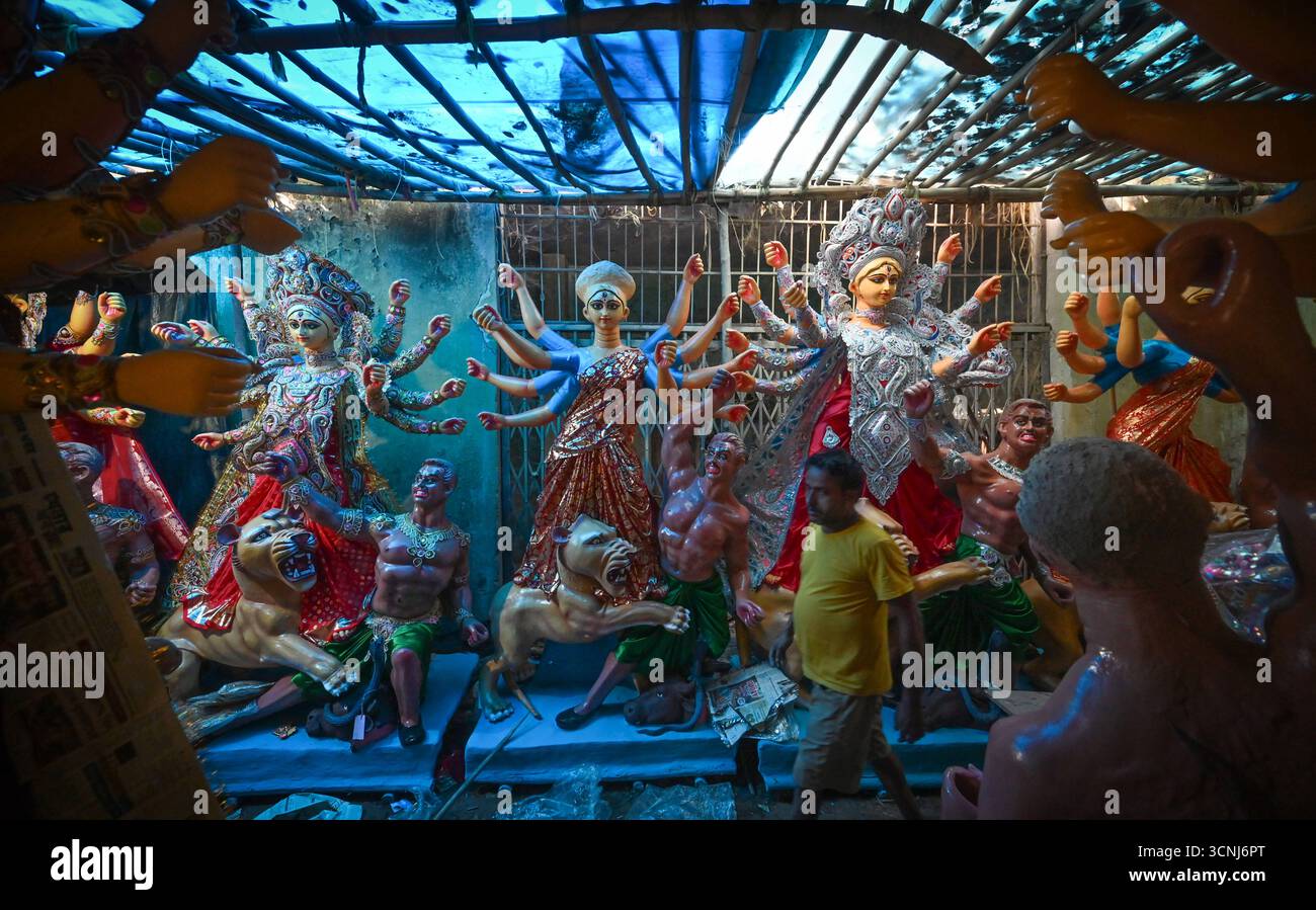 NUOVA DELHI, INDIA - 20 SETTEMBRE: Artisti visti dare tocchi finali agli idoli della dea Durga prima del Durga Puja e del Navratri Festival al CR Park, il 20 settembre 2025 a nuova Delhi, India. Foto di Sanchit Khanna/Hindustan Times preparazione del Durga Puja Festival Foto Stock