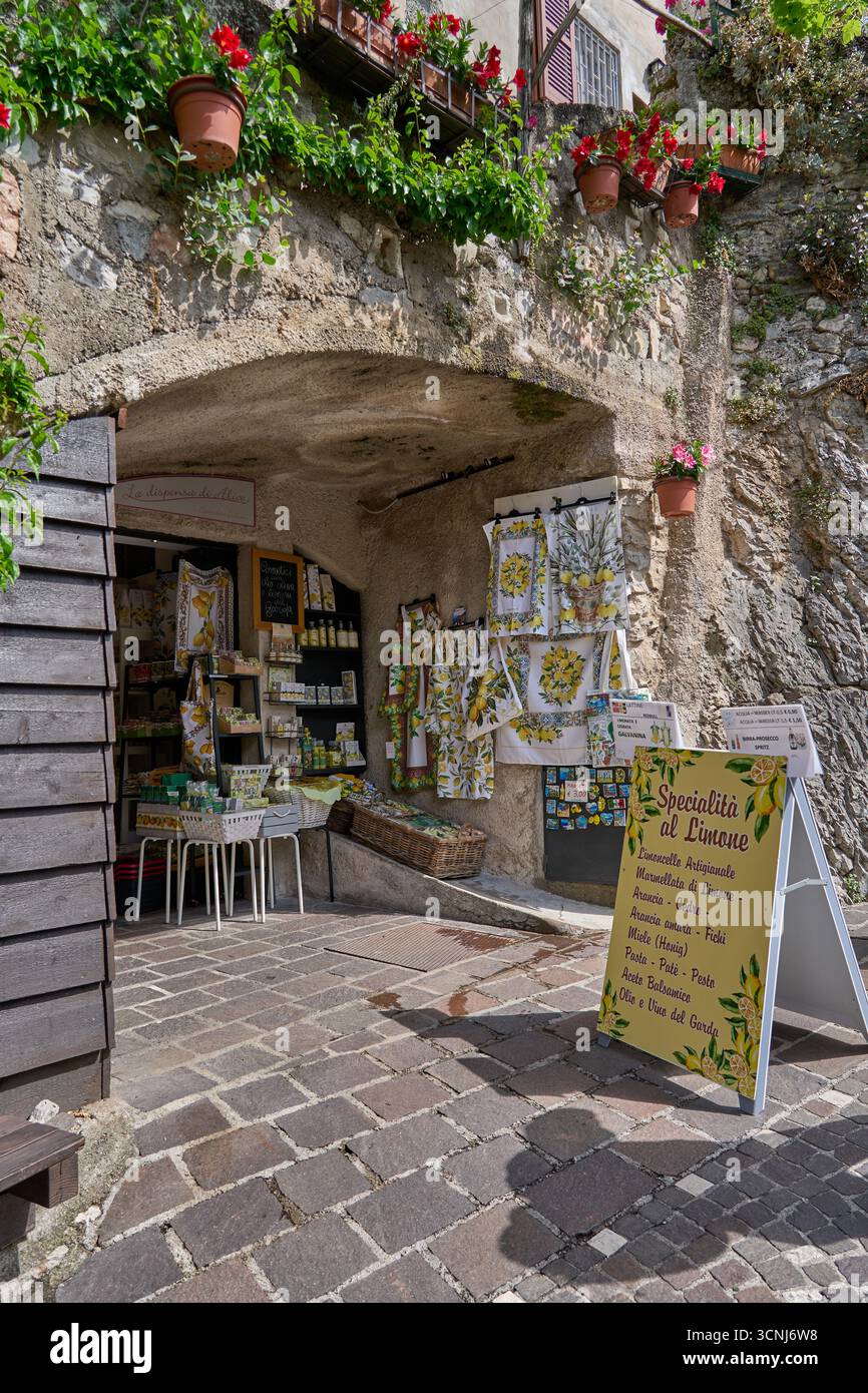 Limone sul Garda, Italia - 9 maggio 2025: La famosa città turistica di Limone sul Garda, famosa per la coltivazione del limone Foto Stock