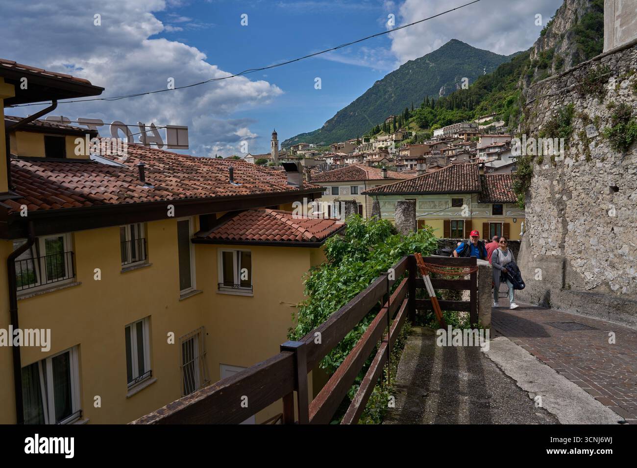 Limone sul Garda, Italia - 9 maggio 2025: La famosa città turistica di Limone sul Garda, famosa per la coltivazione del limone Foto Stock