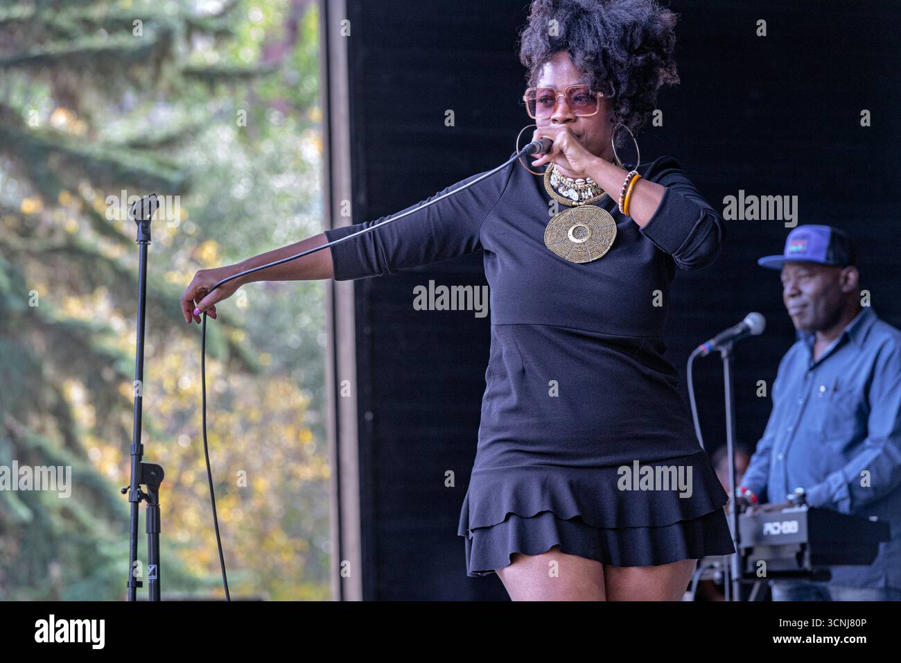 Cantante afro canadese intrattenitore sul palco al Franco Festival di Calgary, Alberta Canada Foto Stock
