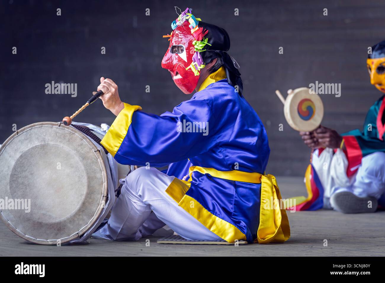I batteristi sudcoreani si esibiscono con Janggu e soggo (batteria posteriore) al Calgary Franco Festival Foto Stock