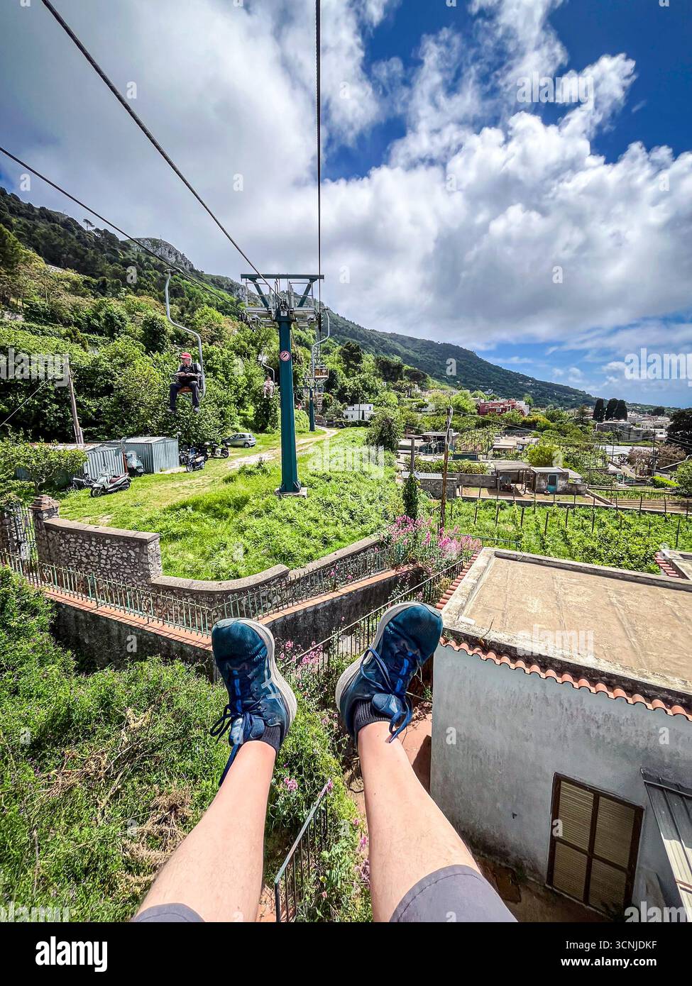 POV la vecchia seggiovia che serve per salire fino alla cima del Monte Solaro ad Anacapri, isola di Capri, Italia Foto Stock