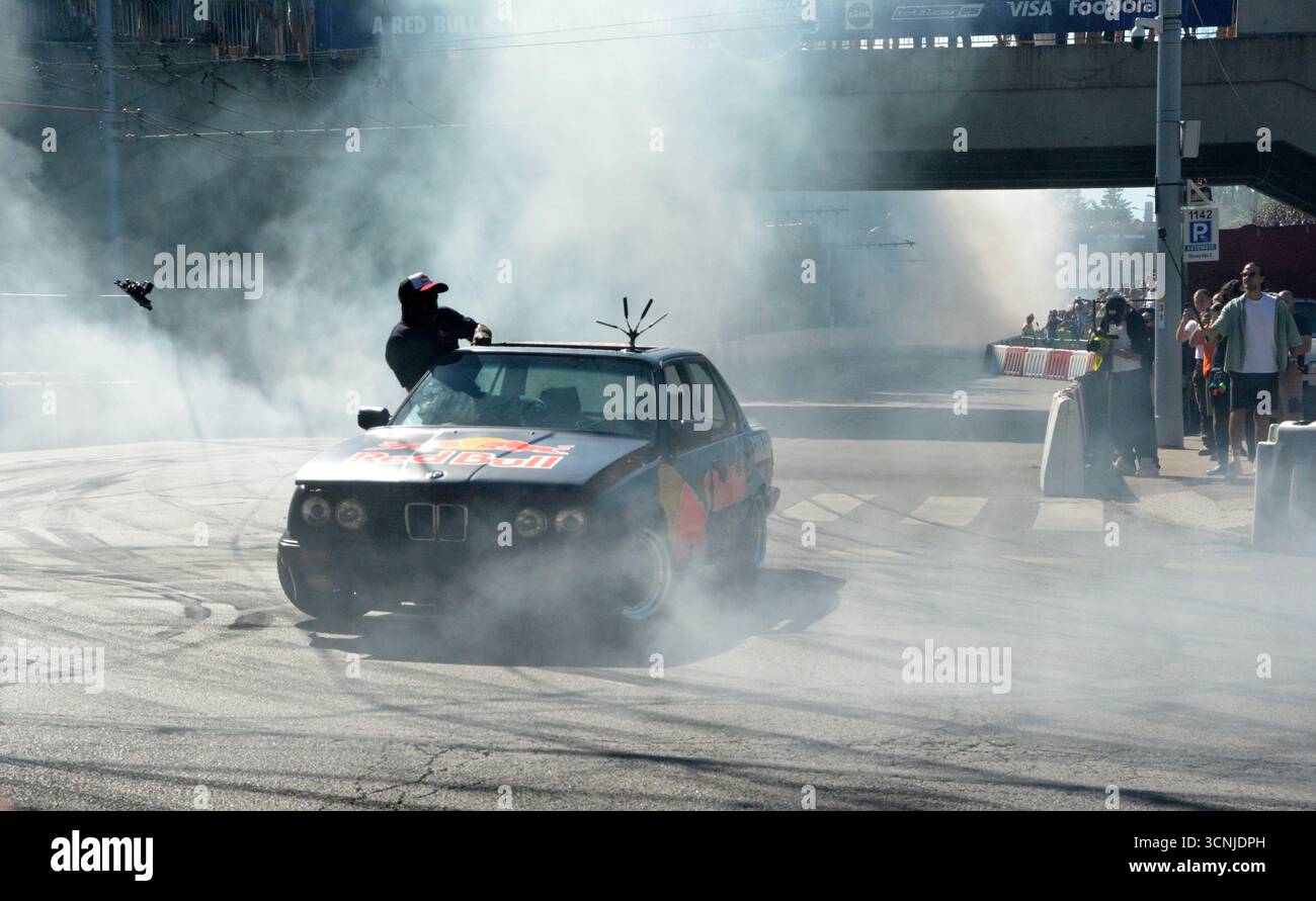 Sam Sam esegue un impressionante spettacolo di drift con una BMW E30 325i a Budapest, producendo un enorme fumo di pneumatici e intrattenendo la folla eccitata Foto Stock