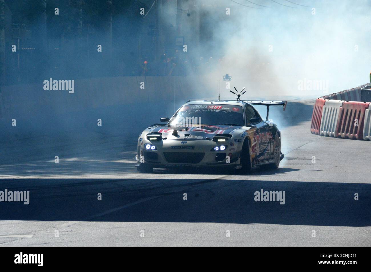 MAD Mike Whiddett offre uno spettacolare spettacolo di drift a Budapest con la sua Mazda FD RX7, riempiendo le strade di fumo di pneumatici e emozionando il pubblico Foto Stock