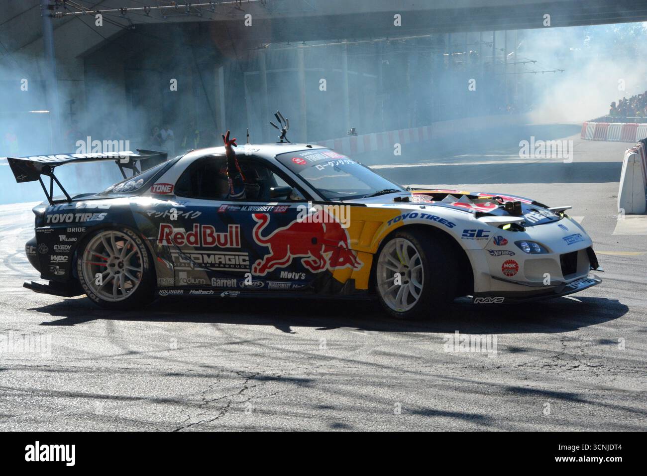 MAD Mike Whiddett offre uno spettacolare spettacolo di drift a Budapest con la sua Mazda FD RX7, riempiendo le strade di fumo di pneumatici e emozionando il pubblico Foto Stock