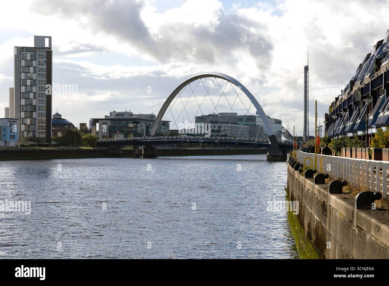 Il ponte Clyde Arc sul Clyde a Glasgow, con gli edifici STV e BBC e la Torre di Glasgow oltre Foto Stock