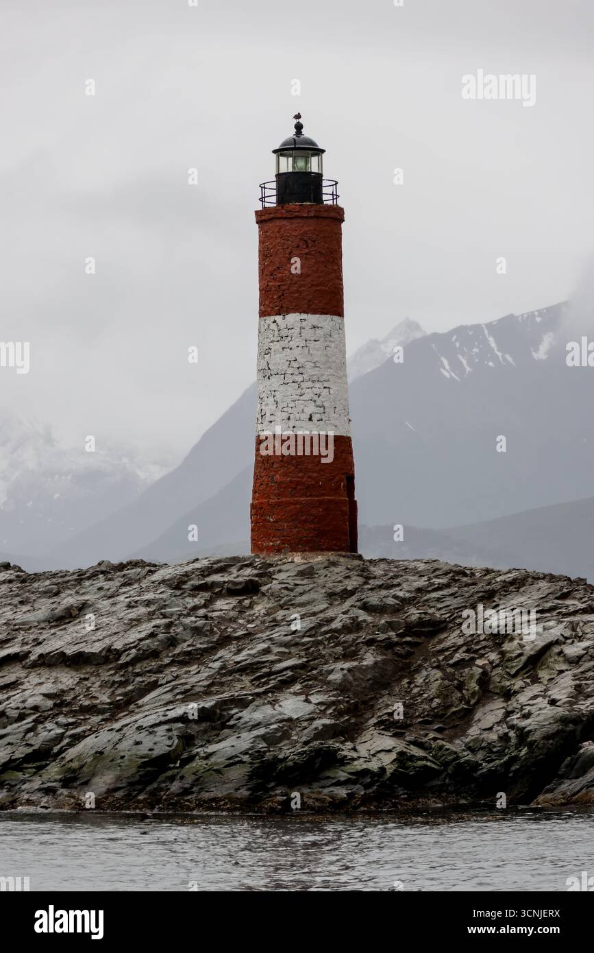 Il faro Les Éclaireurs, noto anche come il "faro alla fine del mondo", sorge isolato su un isolotto roccioso nel canale di Beagle vicino a ush Foto Stock