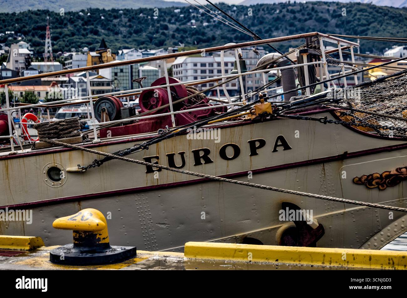 Lo storico veliero Bark Europa, un veliero di bandiera olandese noto per le spedizioni antartiche, è attraccato al porto di Ushuaia, con la h Foto Stock