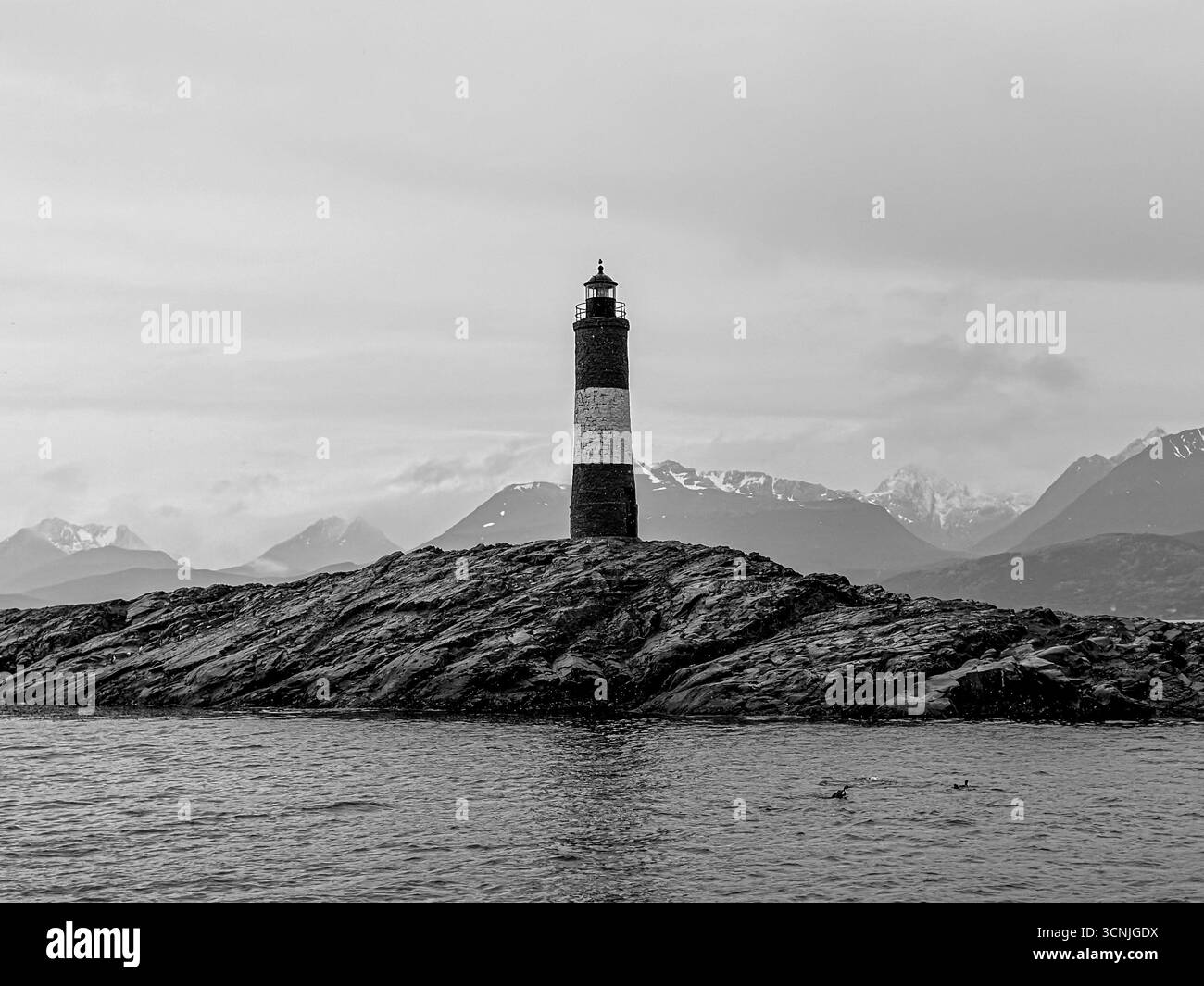 Il faro Les Éclaireurs, noto anche come il "faro alla fine del mondo", sorge isolato su un isolotto roccioso nel canale di Beagle vicino a ush Foto Stock