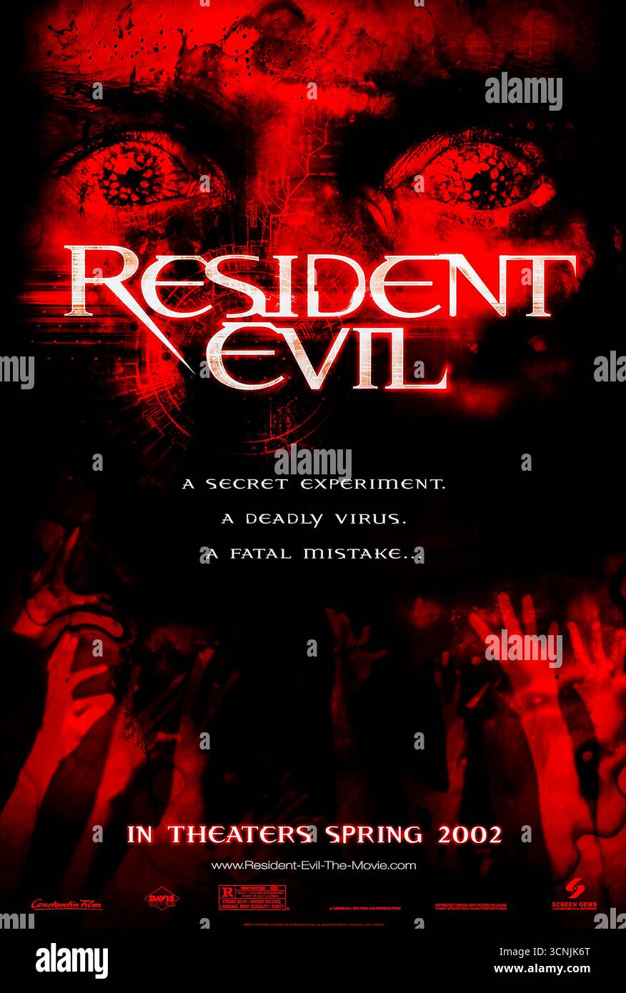 Resident Evil (2002) diretto da Paul W.S. Anderson e interpretato da Milla Jovovich, Michelle Rodriguez e Eric Mabius. Il primo adattamento cinematografico della serie di videogiochi di Capcom, su un'epidemia virale mortale all'interno dell'Hive. Fotografia di un poster originale del 2002 DA UTILIZZARE ESCLUSIVAMENTE PER L'EDITORIALE. Credito: BFA / Screen Gems Foto Stock