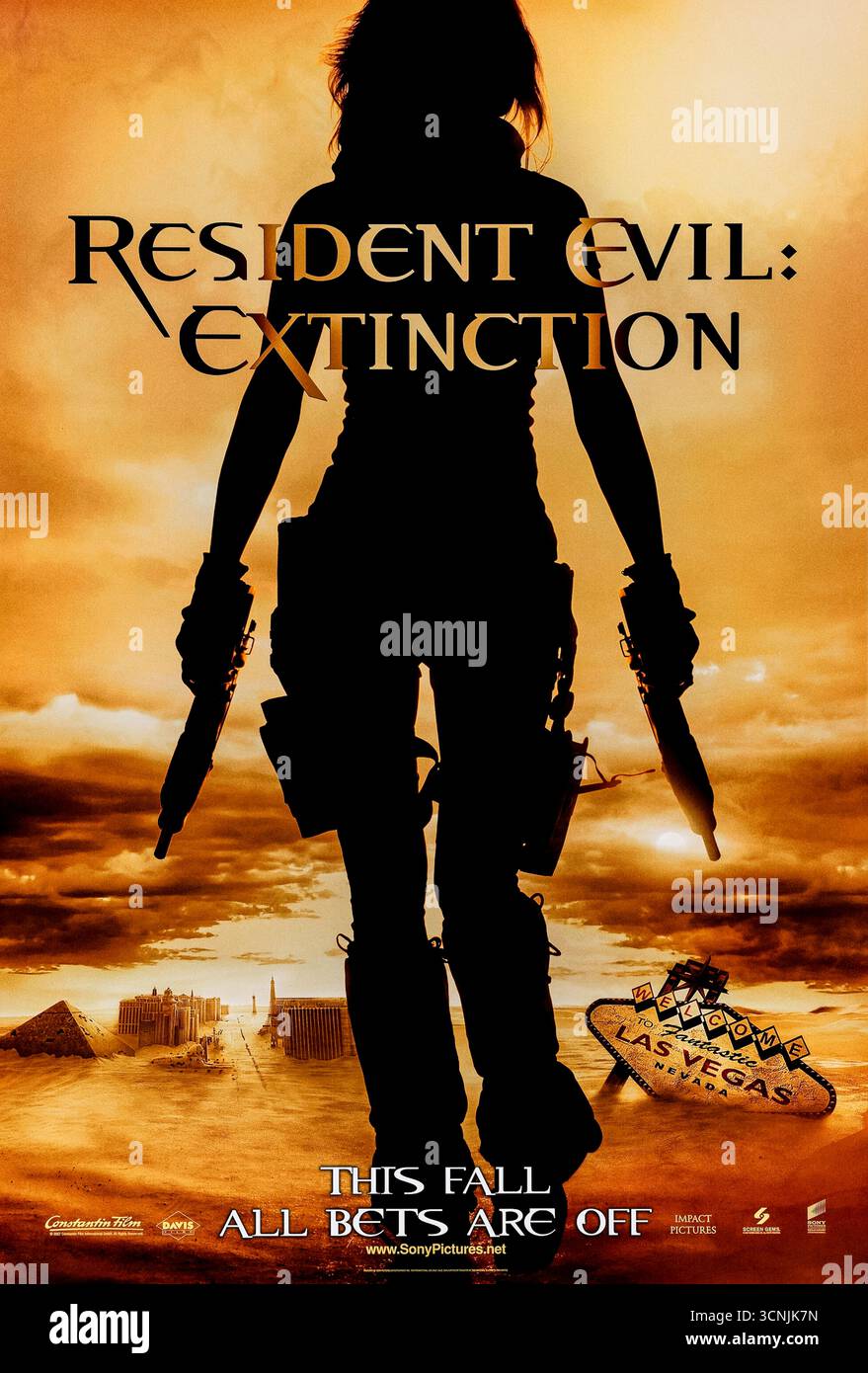 Resident Evil (2002) diretto da Paul W.S. Anderson e interpretato da Milla Jovovich, Michelle Rodriguez e Eric Mabius. Il primo adattamento cinematografico della serie di videogiochi di Capcom, su un'epidemia virale mortale all'interno dell'Hive. Fotografia di un poster originale del 2002 DA UTILIZZARE ESCLUSIVAMENTE PER L'EDITORIALE. Credito: BFA / Screen Gems Foto Stock