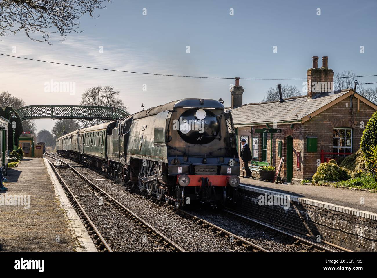 BR 'Bob' 4-6-2 No.34072 '257 Squadron', Medstead and Four Marks station, Hampshire, Inghilterra, Regno Unito Foto Stock