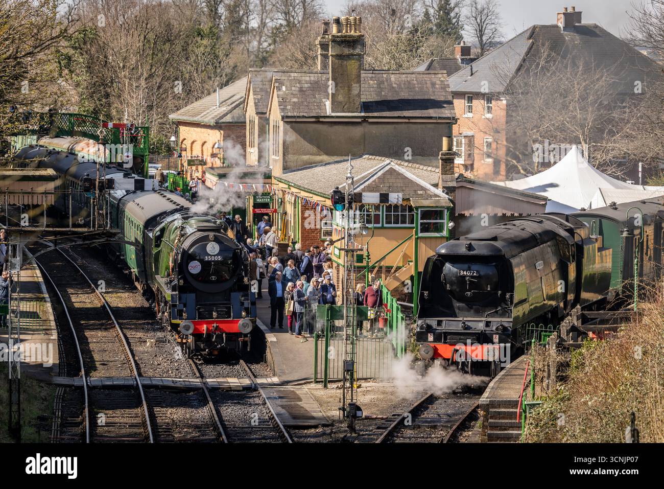 BR 'Merchant Navy' 4-6-2 No. 35005 'Canadian Pacific' e BR 'Bob' 4-6-2 No. 34072 '257 Squadron' aspettano ad Alresford sulla Watercress Line, Hampshire, Foto Stock