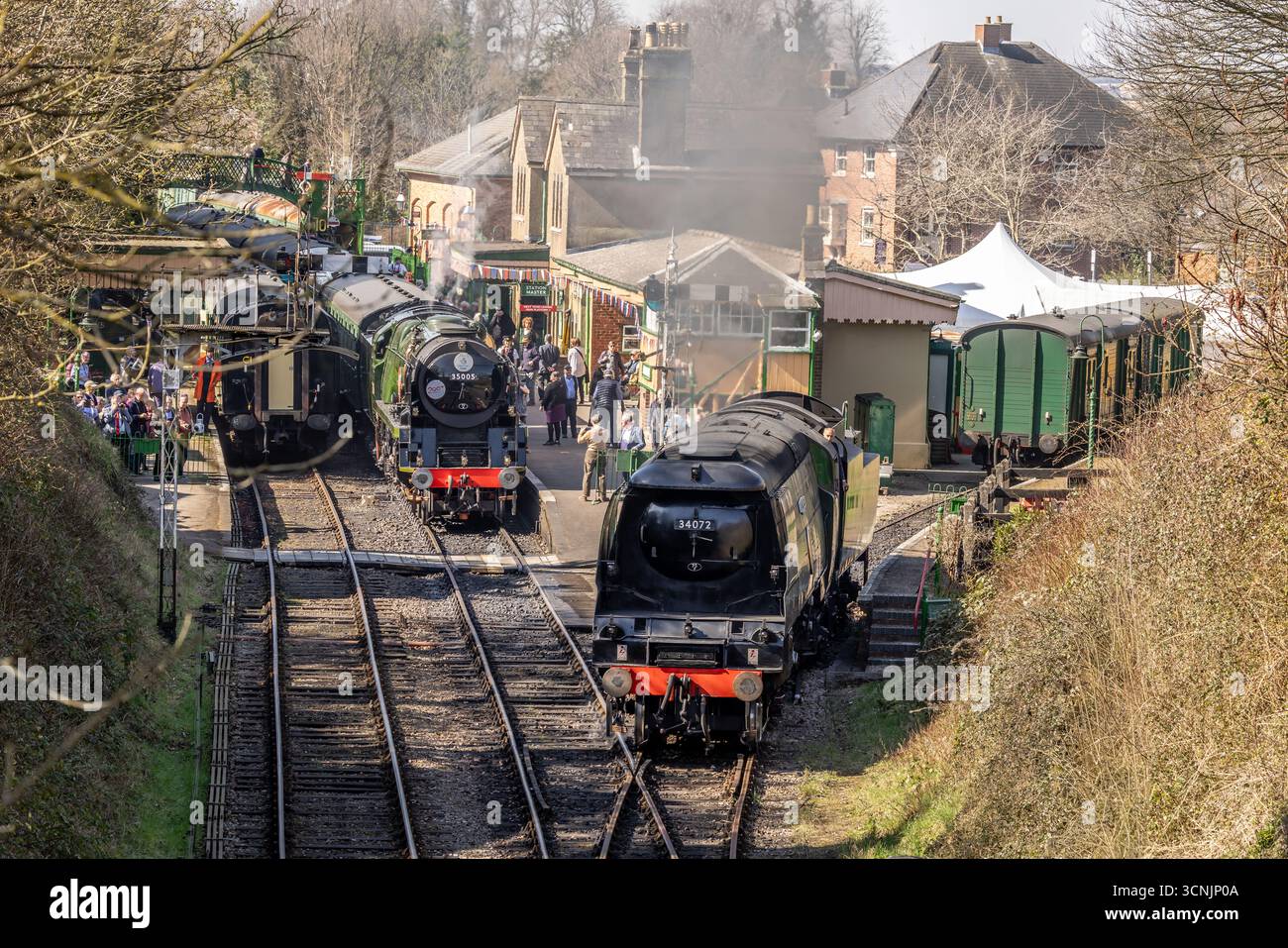 BR 'Merchant Navy' 4-6-2 No. 35005 'Canadian Pacific' e BR 'Bob' 4-6-2 No. 34072 '257 Squadron', Alresford sulla Watercress Line, Hampshire, Englan Foto Stock