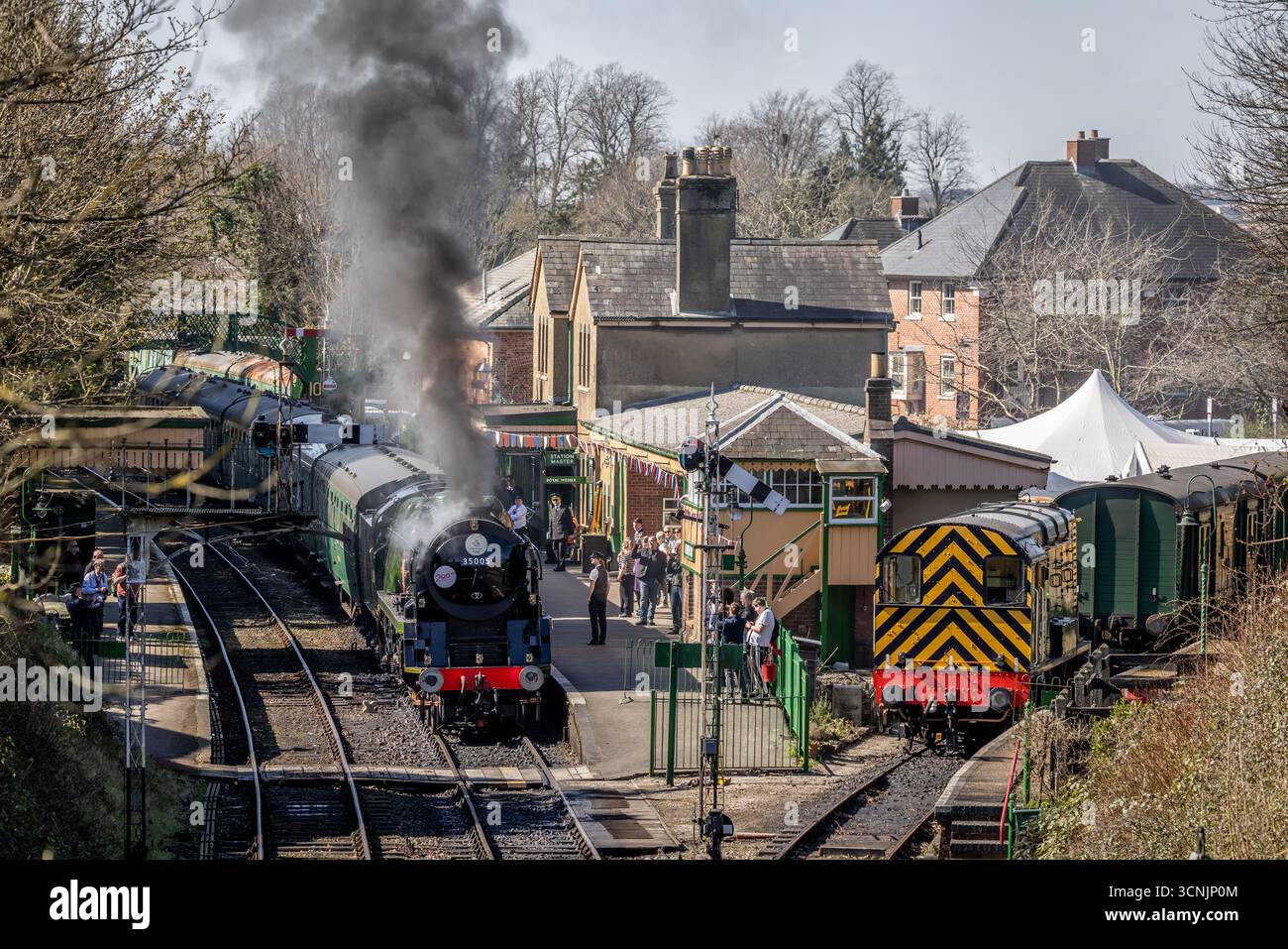 BR 'Merchant Navy' 4-6-2 No. 35005 'Canadian Pacific' e BR Class 08 D3462, Alresford sulla Watercress Line, Hampshire, Inghilterra, Regno Unito Foto Stock