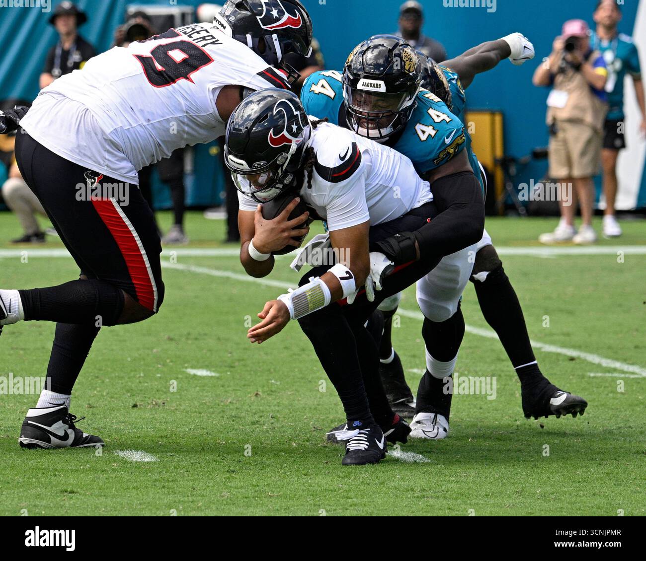 Jacksonville, Stati Uniti. 21 settembre 2025. Il quarterback dei Texans C. J Stroud fu svincolato dal defensive end dei Jaguars Trayvon Walker mentre i Texans gareggiarono contro i Jaguars all'EverBank Stadium di Jacksonville, Florida, domenica 21 settembre 2025. Jacksonville sconfisse Houston 17-10. Foto di Joe Marino/UPI. Crediti: UPI/Alamy Live News Foto Stock