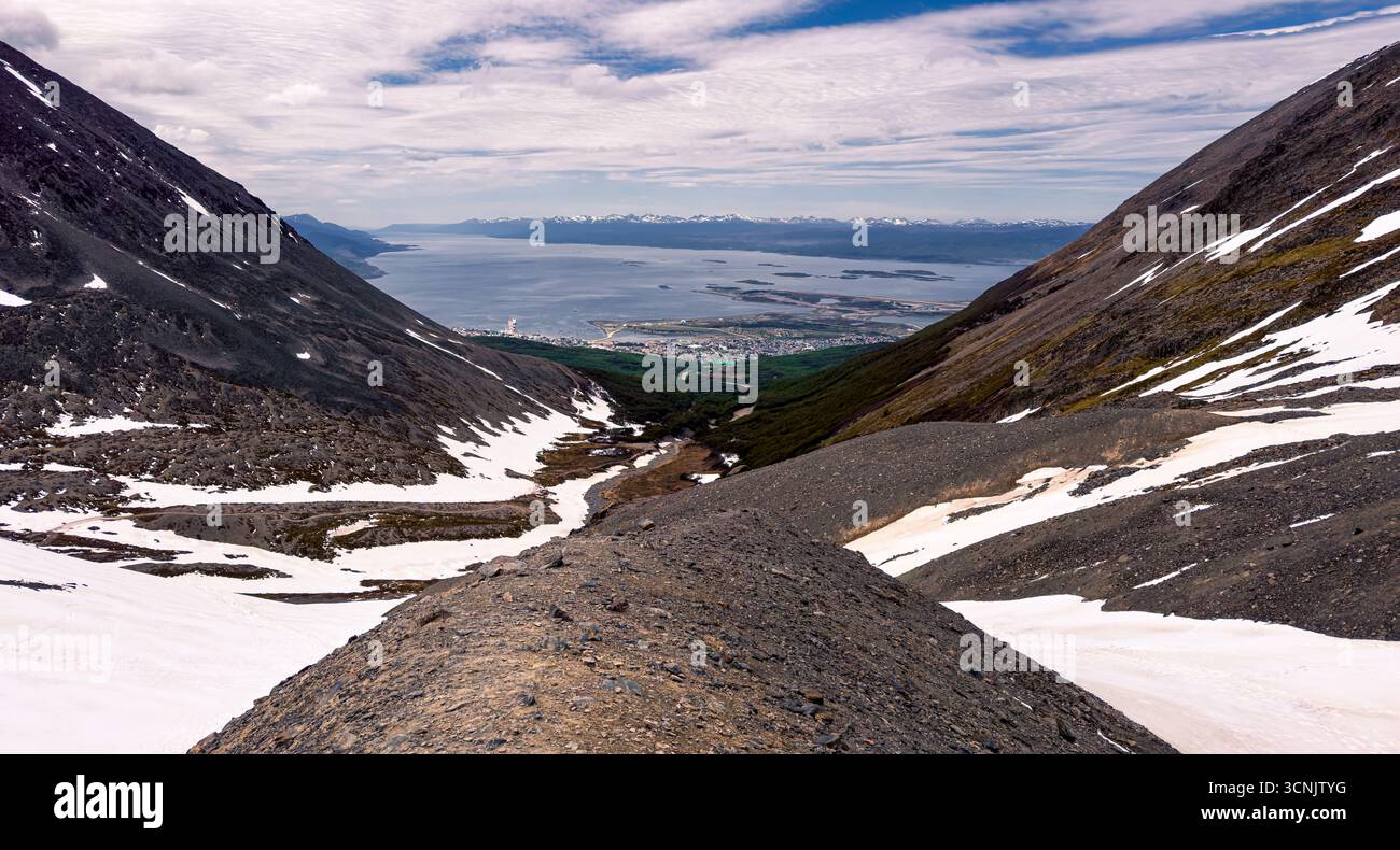 Canale di Beagle e Ushuaia visti dal ghiacciaio Marziale. Patagonia Argentina Foto Stock