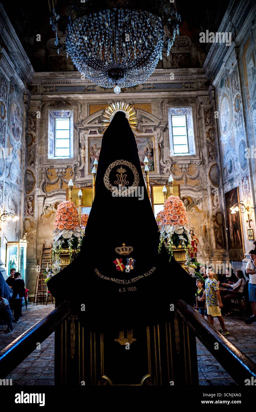 Processione con la venerata statua lignea di nostra Signora dei sette dolori PALERMO, ITALIA - 21 SETTEMBRE: La statua di nostra Signora dei sette dolori nella chiesa di San Ranieri e i quaranta martiri a Guilla. La scultura lignea di nostra Signora Addolorata è decorata con un abito finemente ricamato e un mantello di velluto nero ricamato in oro, recante la seguente iscrizione: Dono di sua Maestà la Regina Elena A.D. 1903 il 21 settembre 2025 a Palermo, Italia. Palermo Sicilia Italia Copyright: XStefanoxMontesix Foto Stock