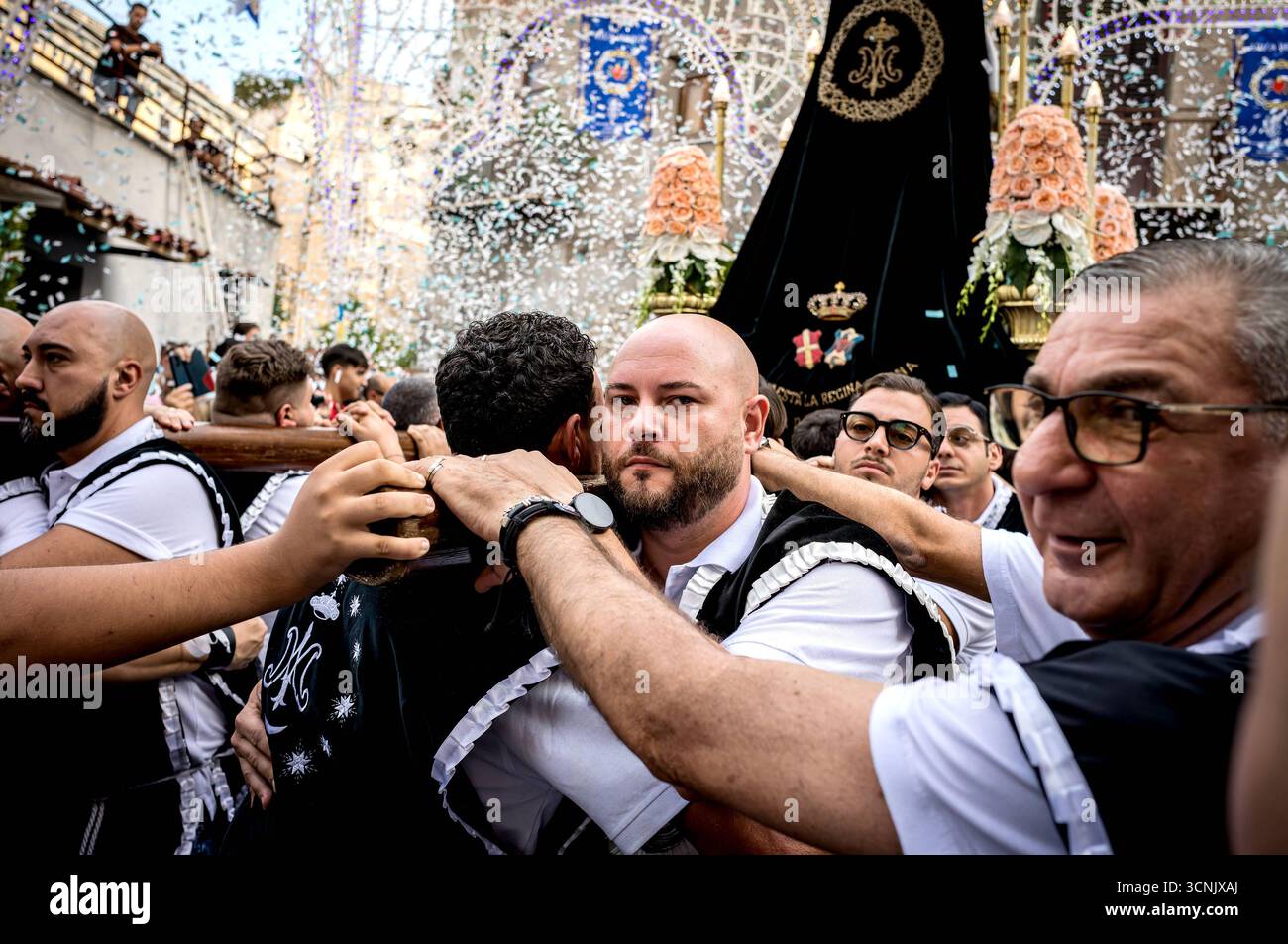 Processione con la venerata statua lignea di nostra Signora dei sette dolori PALERMO, ITALIA - 21 SETTEMBRE: La statua di nostra Signora dei sette dolori nella chiesa di San Ranieri e i quaranta martiri a Guilla. La scultura lignea di nostra Signora Addolorata è decorata con un abito finemente ricamato e un mantello di velluto nero ricamato in oro, recante la seguente iscrizione: Dono di sua Maestà la Regina Elena A.D. 1903 il 21 settembre 2025 a Palermo, Italia. Palermo Sicilia Italia Copyright: XStefanoxMontesix Foto Stock