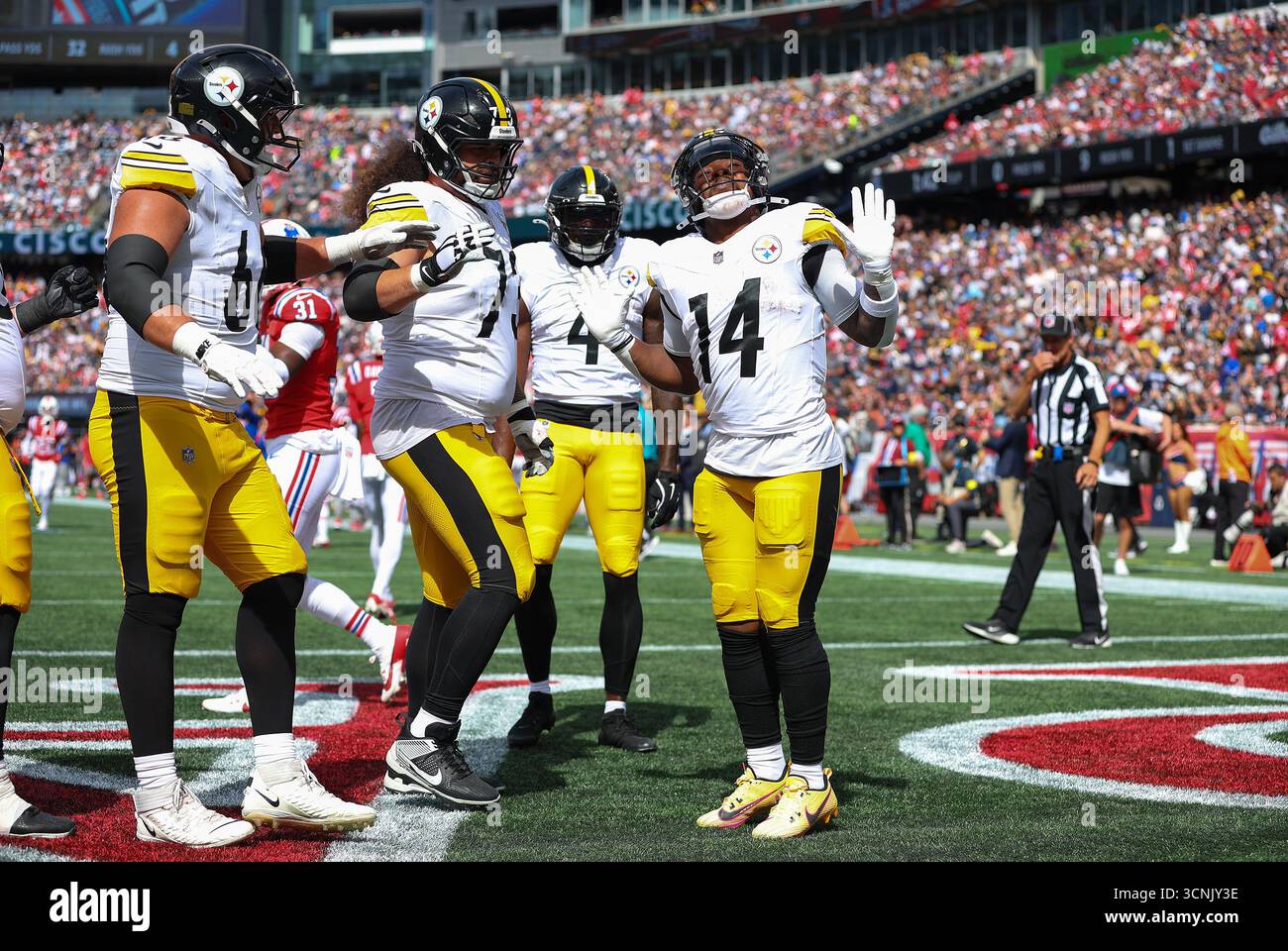 Foxborough, Massachusetts, Stati Uniti. 21 settembre 2025. MA, USA; i Pittsburgh Steelers celebrano un touchdown durante la partita NFL tra Pittsburgh Steelers e New England Patriots al Gillette Stadium di Foxborough, Massachusetts. Crediti: csm/Alamy Live News Foto Stock