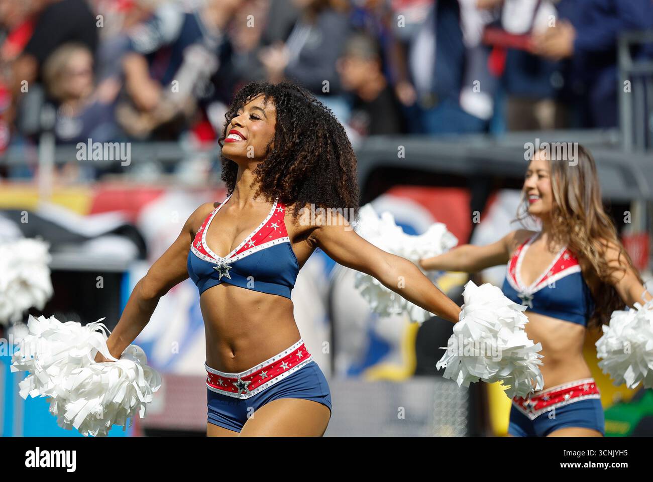 Foxborough, Massachusetts, Stati Uniti. 21 settembre 2025. MA, USA; Una cheerleader dei New England Patriot si esibisce durante la partita NFL tra Pittsburgh Steelers e New England Patriots al Gillette Stadium di Foxborough, Massachusetts. Crediti: csm/Alamy Live News Foto Stock