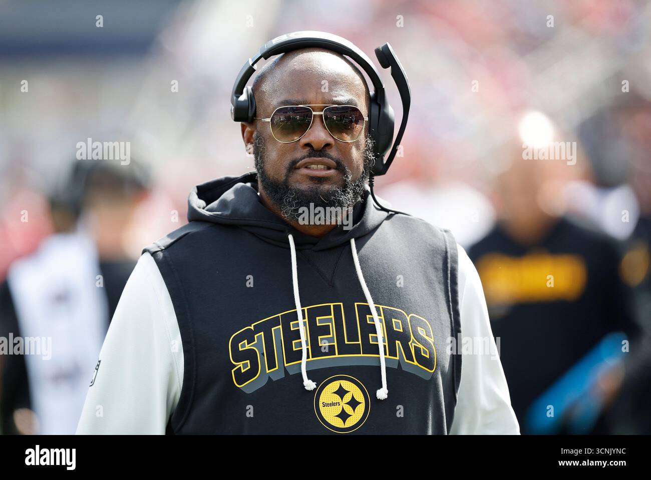 Foxborough, Massachusetts, Stati Uniti. 21 settembre 2025. MA, USA; allenatore dei Pittsburgh Steelers Mike Tomlin durante la partita NFL tra Pittsburgh Steelers e New England Patriots al Gillette Stadium di Foxborough, Massachusetts. Crediti: csm/Alamy Live News Foto Stock