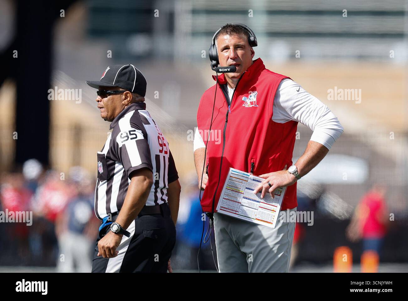 Foxborough, Massachusetts, Stati Uniti. 21 settembre 2025. MA, USA; allenatore dei New England Patriots Mike Vrabel durante la partita NFL tra Pittsburgh Steelers e New England Patriots al Gillette Stadium di Foxborough, Massachusetts. Crediti: csm/Alamy Live News Foto Stock