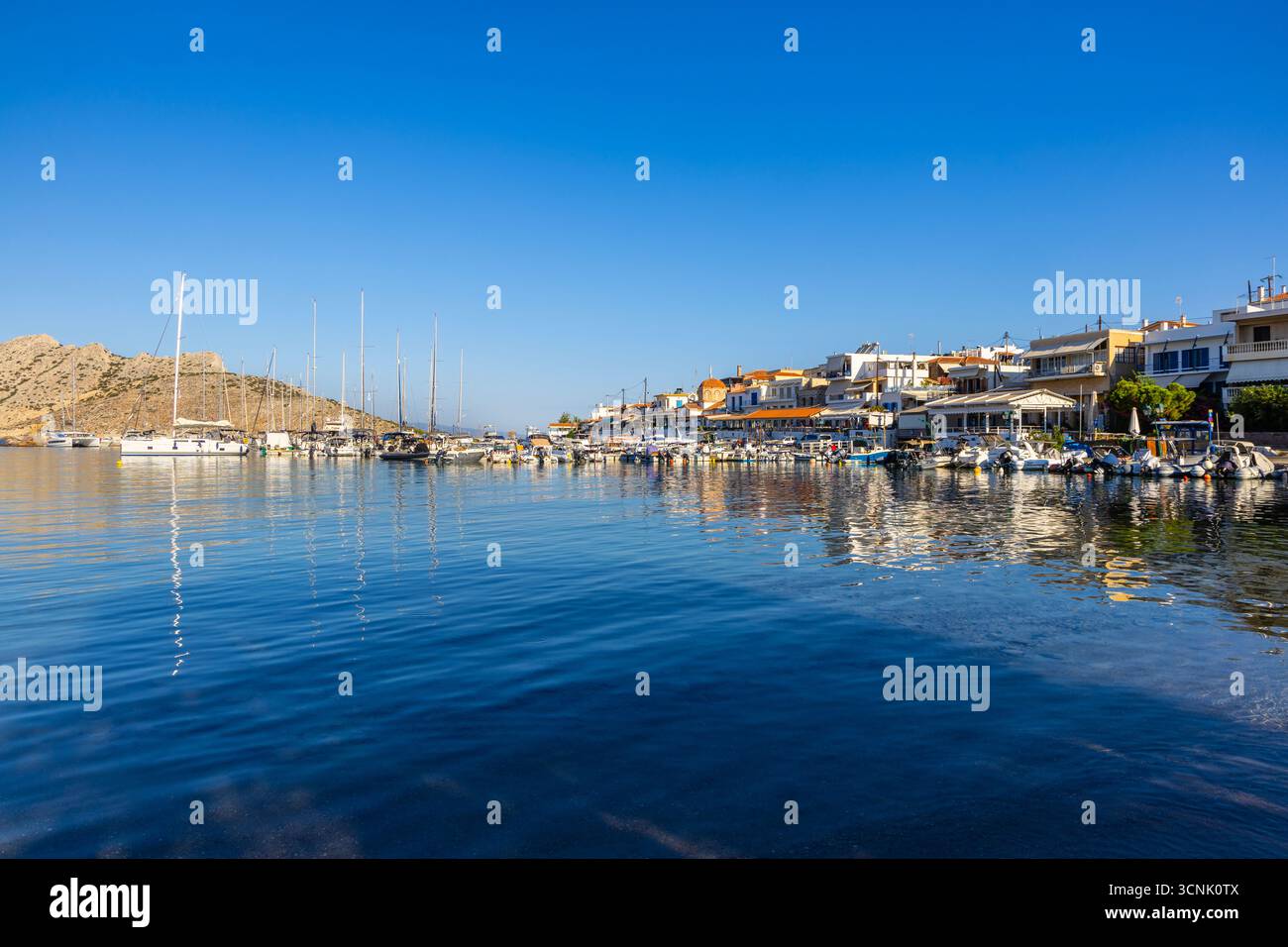 Ristoranti sul lungomare e sul porticciolo, Perdika, Isola di Egina, Isole Saroniche, Grecia Foto Stock