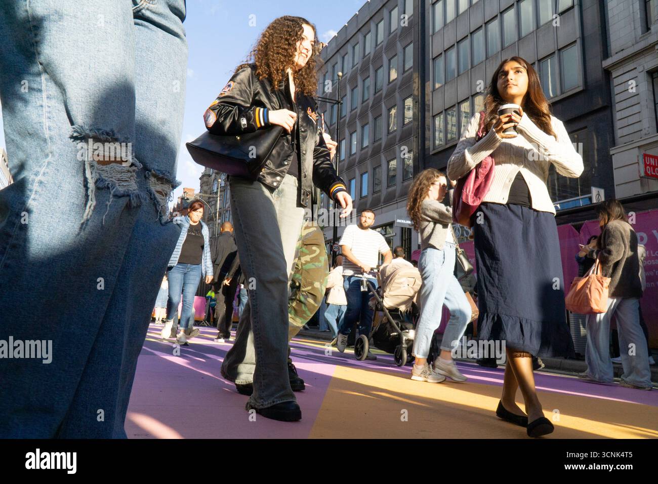 Londra, Regno Unito. 21 settembre 2025. Oxford Street è stata pedonale per l'intera giornata di domenica come parte della campagna del sindaco Sadiq Khan per deviare definitivamente il traffico dalla principale via dello shopping di Londra. Invece di autobus e taxi, la strada era piena di gente che si godeva attività, bancarelle di cibo e spazi per spettacoli. Tenutosi il giorno prima dell'equinozio autunnale, l'evento è stato benedetto dal clima secco e soleggiato. Crediti: Anna Watson/Alamy Live News Foto Stock