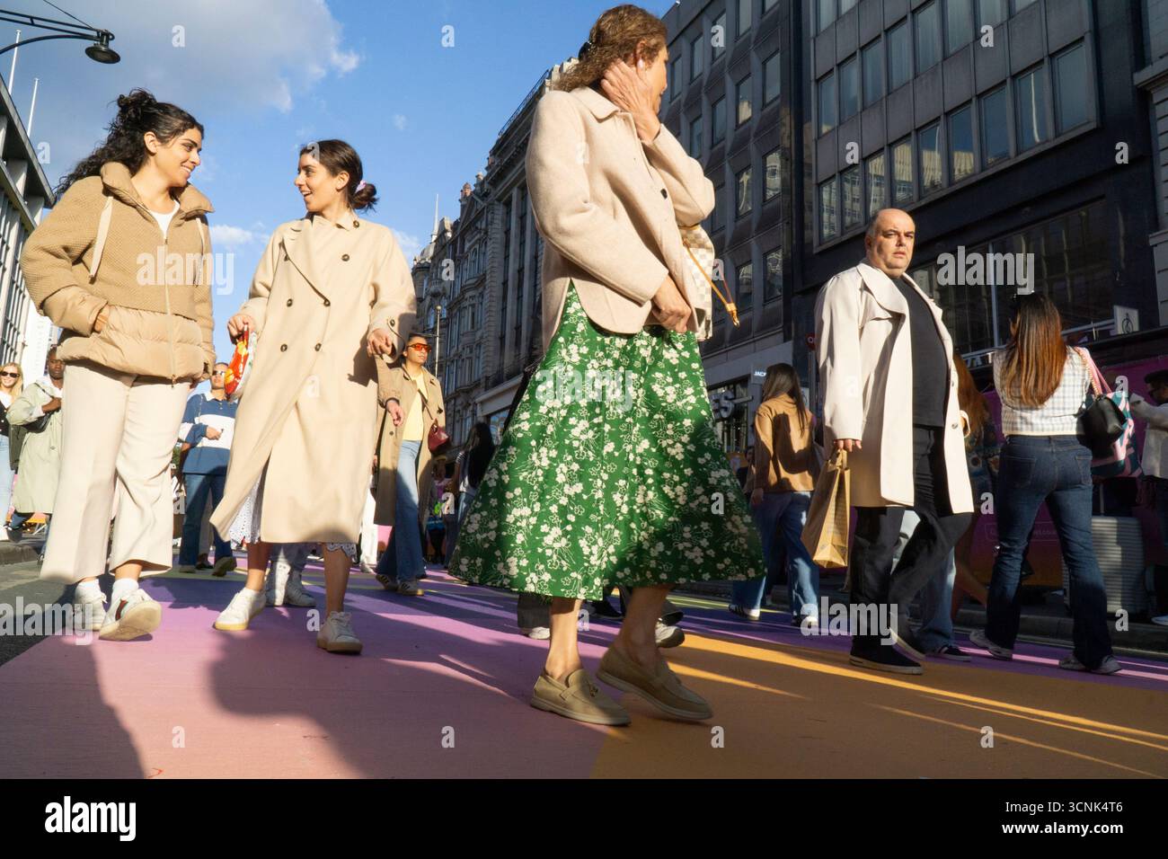 Londra, Regno Unito. 21 settembre 2025. Oxford Street è stata pedonale per l'intera giornata di domenica come parte della campagna del sindaco Sadiq Khan per deviare definitivamente il traffico dalla principale via dello shopping di Londra. Invece di autobus e taxi, la strada era piena di gente che si godeva attività, bancarelle di cibo e spazi per spettacoli. Tenutosi il giorno prima dell'equinozio autunnale, l'evento è stato benedetto dal clima secco e soleggiato. Crediti: Anna Watson/Alamy Live News Foto Stock