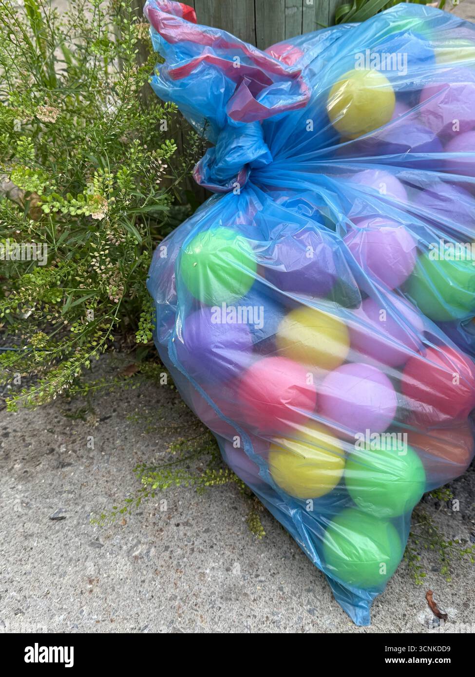 Sfere di plastica in un sacchetto di riciclaggio - Immagine stock catturata con smartphone