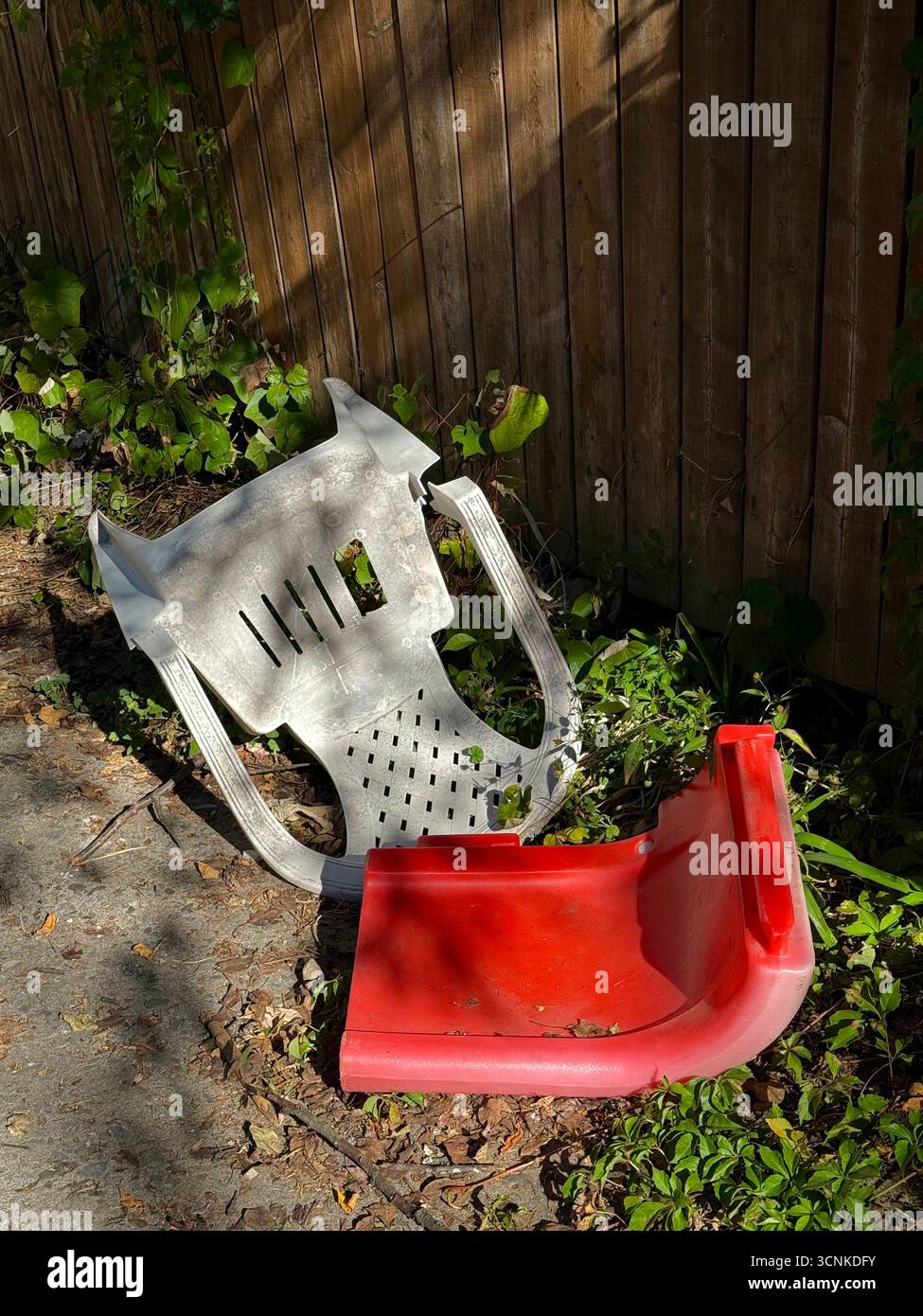 Oggetti di plastica scartati - Immagine stock catturata con smartphone