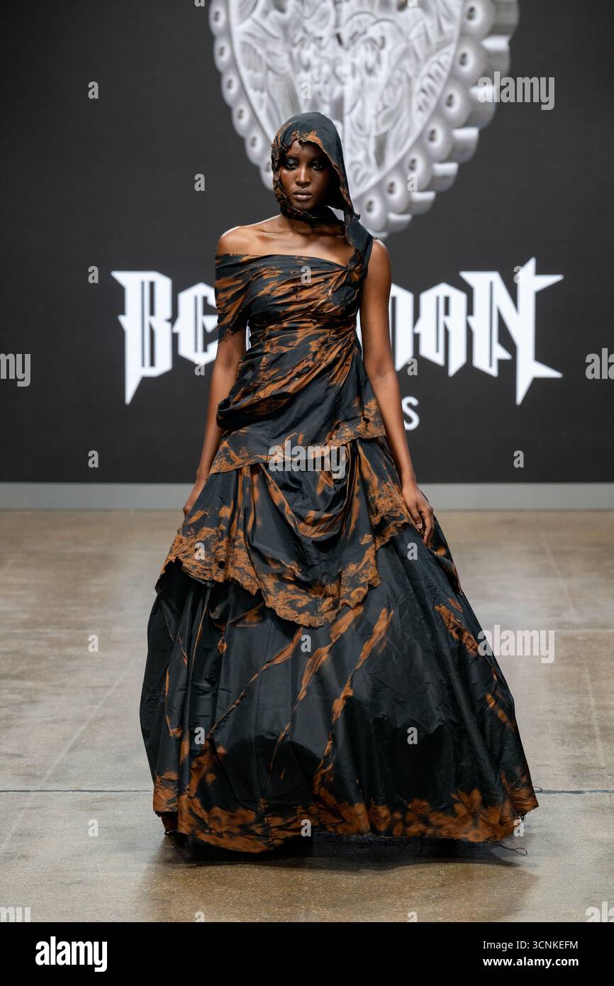 Londra, Regno Unito, 21 settembre 2025, è il quarto giorno della settimana della moda di Londra con Bergman Designs al Fashion Scout. Bergman Design è stata fondata da Erika Bergman, piena di massimalismo fin dalla sua infanzia e che mette in risalto la straordinaria e forte femminilità. Con sede a Helsinki, Bergman Designs offre un sorprendente contrappunto al minimalismo scandinavo. Ispirata a strati, drammi e al potere emotivo dell'espressione artistica, ogni creazione è concepita come un'opera d'arte il cui significato è modellato in modo unico dal suo portatore., Andrew Lalchan Photography/Alamy Live News Foto Stock