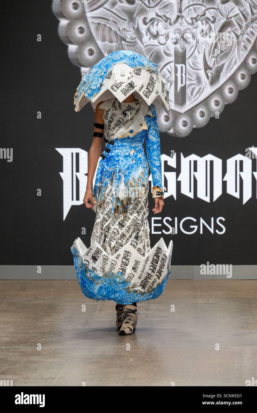 Londra, Regno Unito, 21 settembre 2025, è il quarto giorno della settimana della moda di Londra con Bergman Designs al Fashion Scout. Bergman Design è stata fondata da Erika Bergman, piena di massimalismo fin dalla sua infanzia e che mette in risalto la straordinaria e forte femminilità. Con sede a Helsinki, Bergman Designs offre un sorprendente contrappunto al minimalismo scandinavo. Ispirata a strati, drammi e al potere emotivo dell'espressione artistica, ogni creazione è concepita come un'opera d'arte il cui significato è modellato in modo unico dal suo portatore., Andrew Lalchan Photography/Alamy Live News Foto Stock