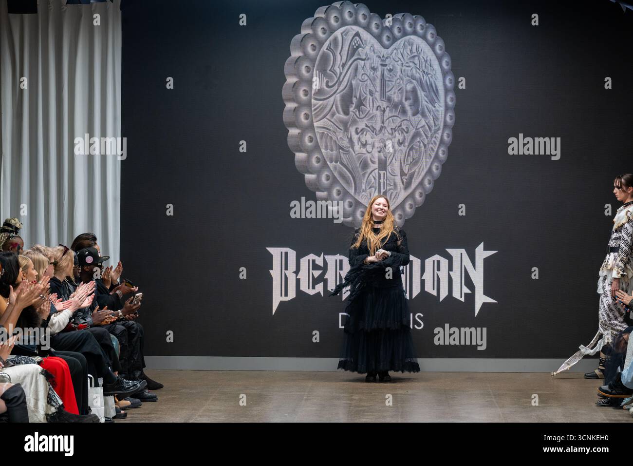 Londra, Regno Unito, 21 settembre 2025, è il quarto giorno della settimana della moda di Londra con Bergman Designs al Fashion Scout. Bergman Design è stata fondata da Erika Bergman, piena di massimalismo fin dalla sua infanzia e che mette in risalto la straordinaria e forte femminilità. Con sede a Helsinki, Bergman Designs offre un sorprendente contrappunto al minimalismo scandinavo. Ispirata a strati, drammi e al potere emotivo dell'espressione artistica, ogni creazione è concepita come un'opera d'arte il cui significato è modellato in modo unico dal suo portatore., Andrew Lalchan Photography/Alamy Live News Foto Stock