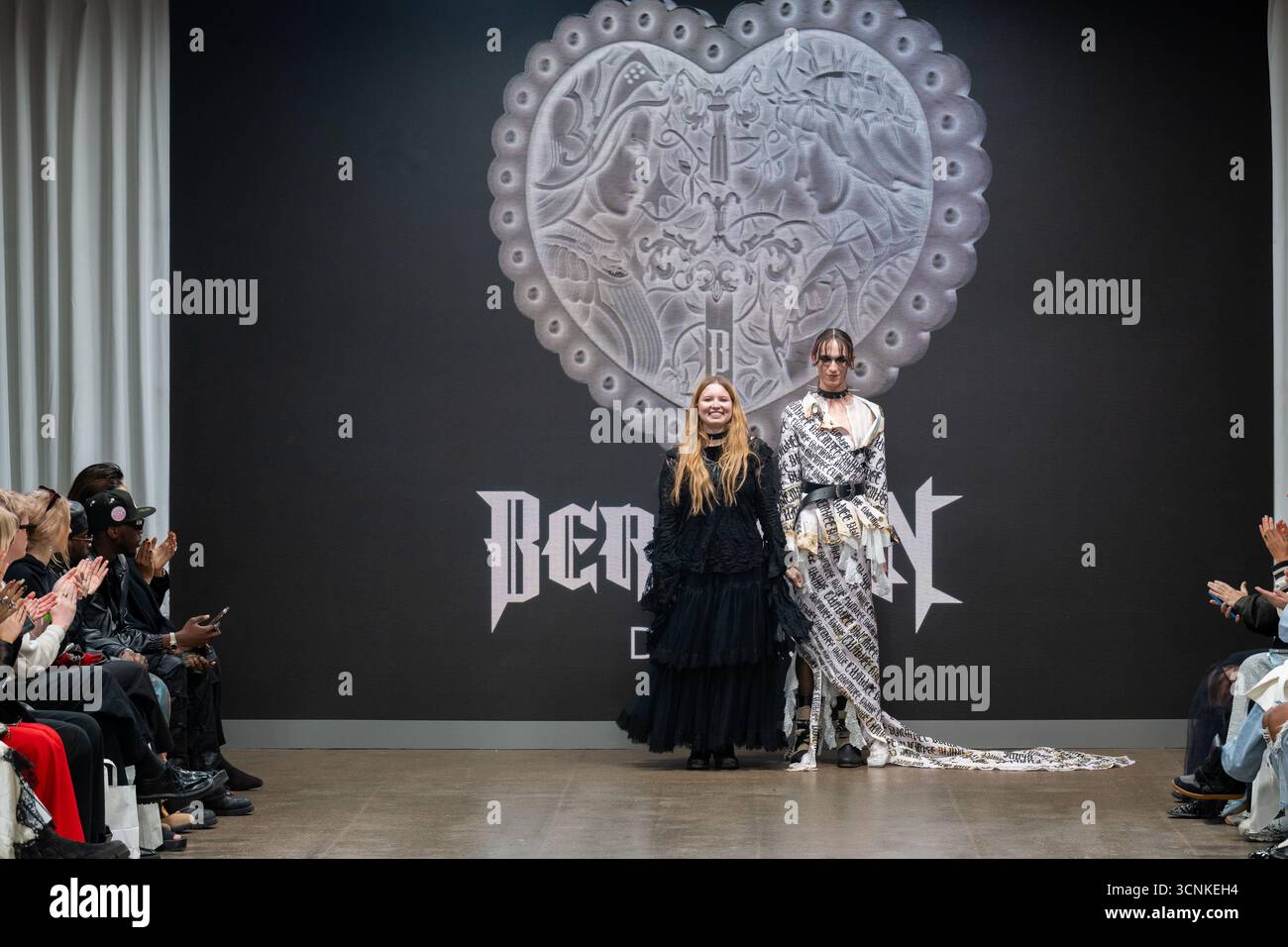 Londra, Regno Unito, 21 settembre 2025, è il quarto giorno della settimana della moda di Londra con Bergman Designs al Fashion Scout. Bergman Design è stata fondata da Erika Bergman, piena di massimalismo fin dalla sua infanzia e che mette in risalto la straordinaria e forte femminilità. Con sede a Helsinki, Bergman Designs offre un sorprendente contrappunto al minimalismo scandinavo. Ispirata a strati, drammi e al potere emotivo dell'espressione artistica, ogni creazione è concepita come un'opera d'arte il cui significato è modellato in modo unico dal suo portatore., Andrew Lalchan Photography/Alamy Live News Foto Stock