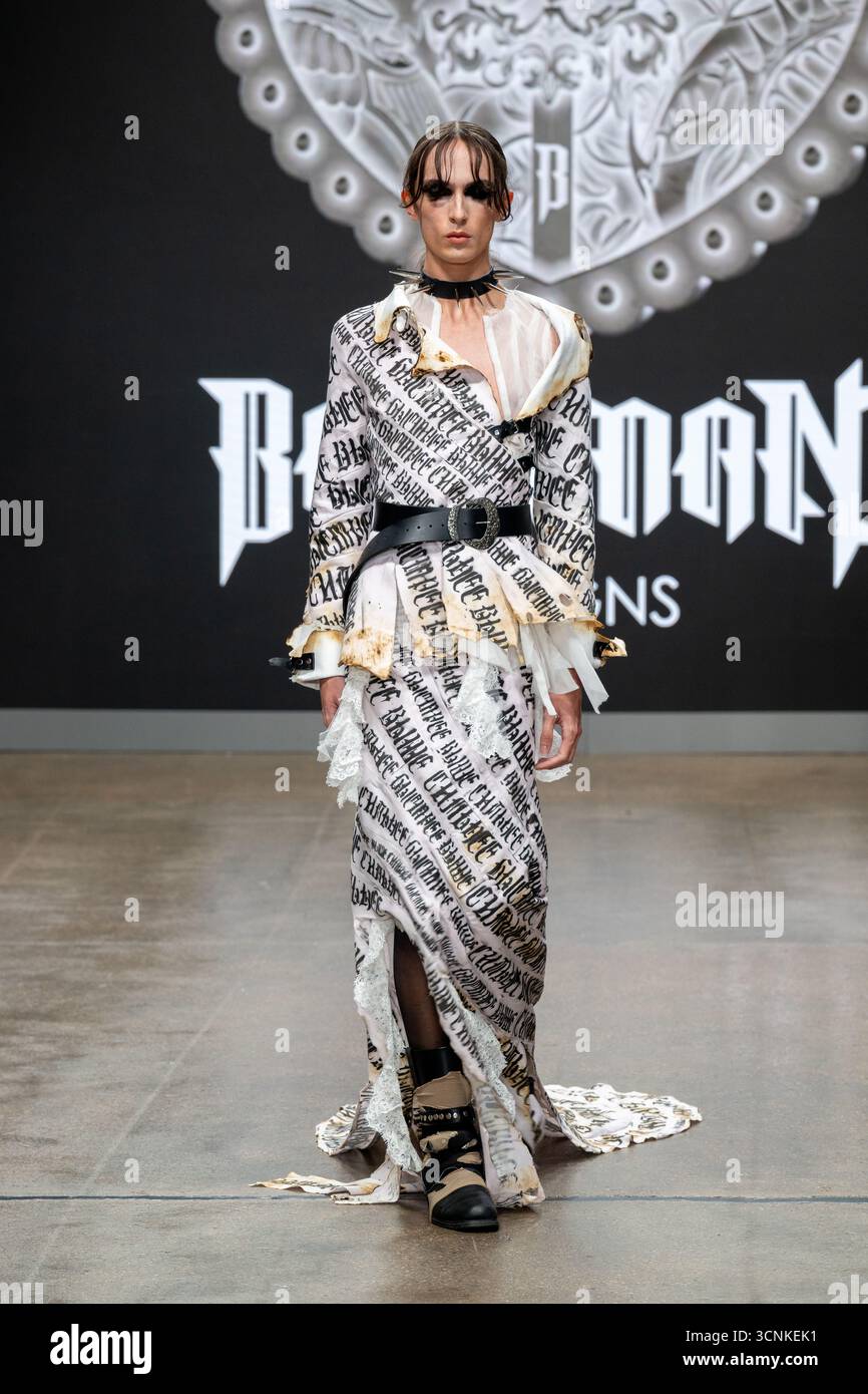 Londra, Regno Unito, 21 settembre 2025, è il quarto giorno della settimana della moda di Londra con Bergman Designs al Fashion Scout. Bergman Design è stata fondata da Erika Bergman, piena di massimalismo fin dalla sua infanzia e che mette in risalto la straordinaria e forte femminilità. Con sede a Helsinki, Bergman Designs offre un sorprendente contrappunto al minimalismo scandinavo. Ispirata a strati, drammi e al potere emotivo dell'espressione artistica, ogni creazione è concepita come un'opera d'arte il cui significato è modellato in modo unico dal suo portatore., Andrew Lalchan Photography/Alamy Live News Foto Stock