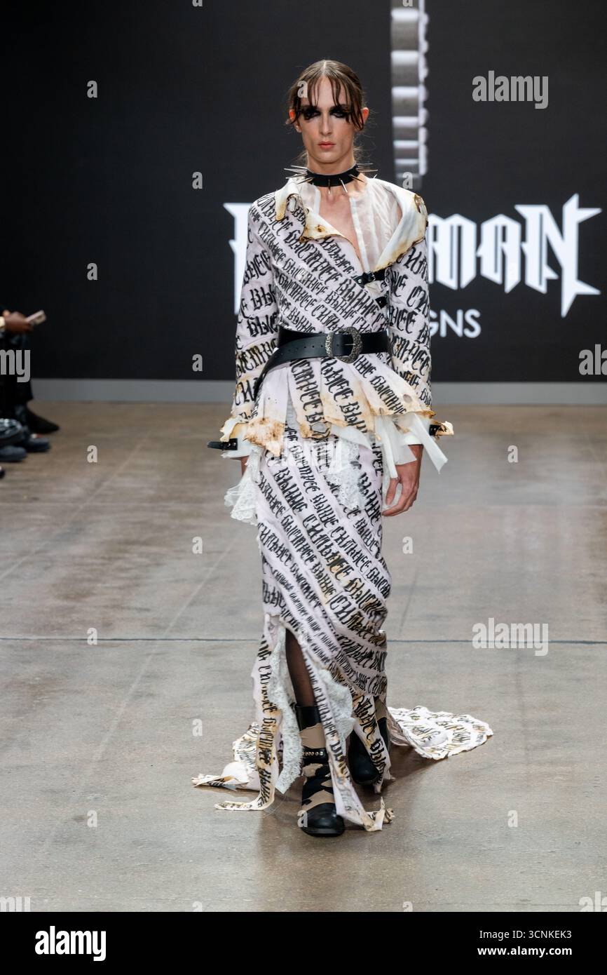 Londra, Regno Unito, 21 settembre 2025, è il quarto giorno della settimana della moda di Londra con Bergman Designs al Fashion Scout. Bergman Design è stata fondata da Erika Bergman, piena di massimalismo fin dalla sua infanzia e che mette in risalto la straordinaria e forte femminilità. Con sede a Helsinki, Bergman Designs offre un sorprendente contrappunto al minimalismo scandinavo. Ispirata a strati, drammi e al potere emotivo dell'espressione artistica, ogni creazione è concepita come un'opera d'arte il cui significato è modellato in modo unico dal suo portatore., Andrew Lalchan Photography/Alamy Live News Foto Stock