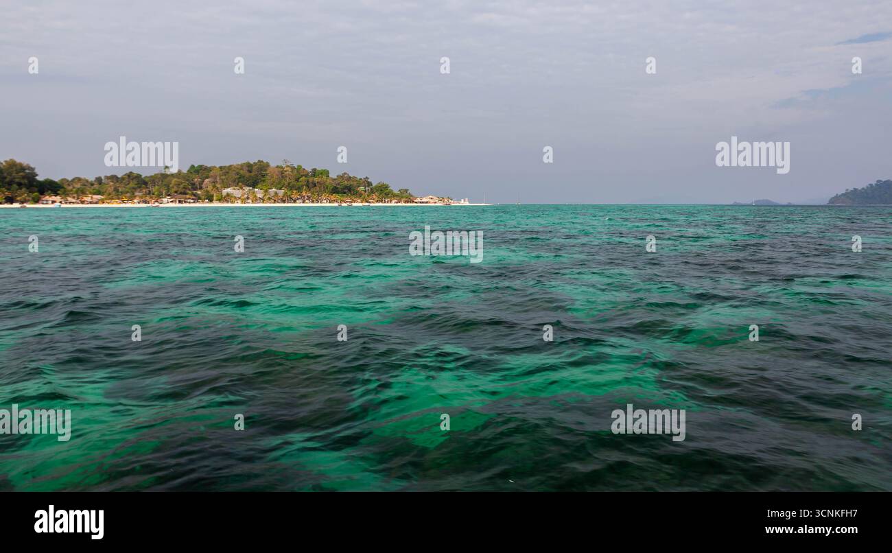 Koh Lipe, Thailandia. Mare cristallino color smeraldo, isola tropicale, cielo blu, spiaggia sabbiosa, Mare delle Andamane. Vista da una barca. Foto Stock