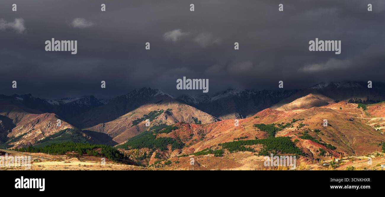 Sole che illumina le montagne su un tramonto nuvoloso, Patagonia Argentina Foto Stock