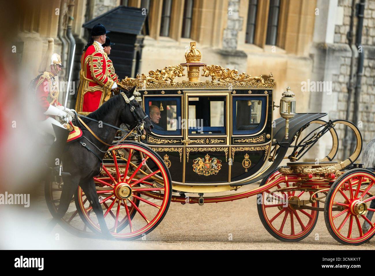 Le guardie del Cavallo reale scortano una carrozza cerimoniale che trasporta un dignitario attraverso i terreni del Castello di Windsor durante la visita di stato del presidente degli Stati Uniti Donald J. Trump. 17 settembre 2025. Per gentile concessione della Casa Bianca. Foto Stock
