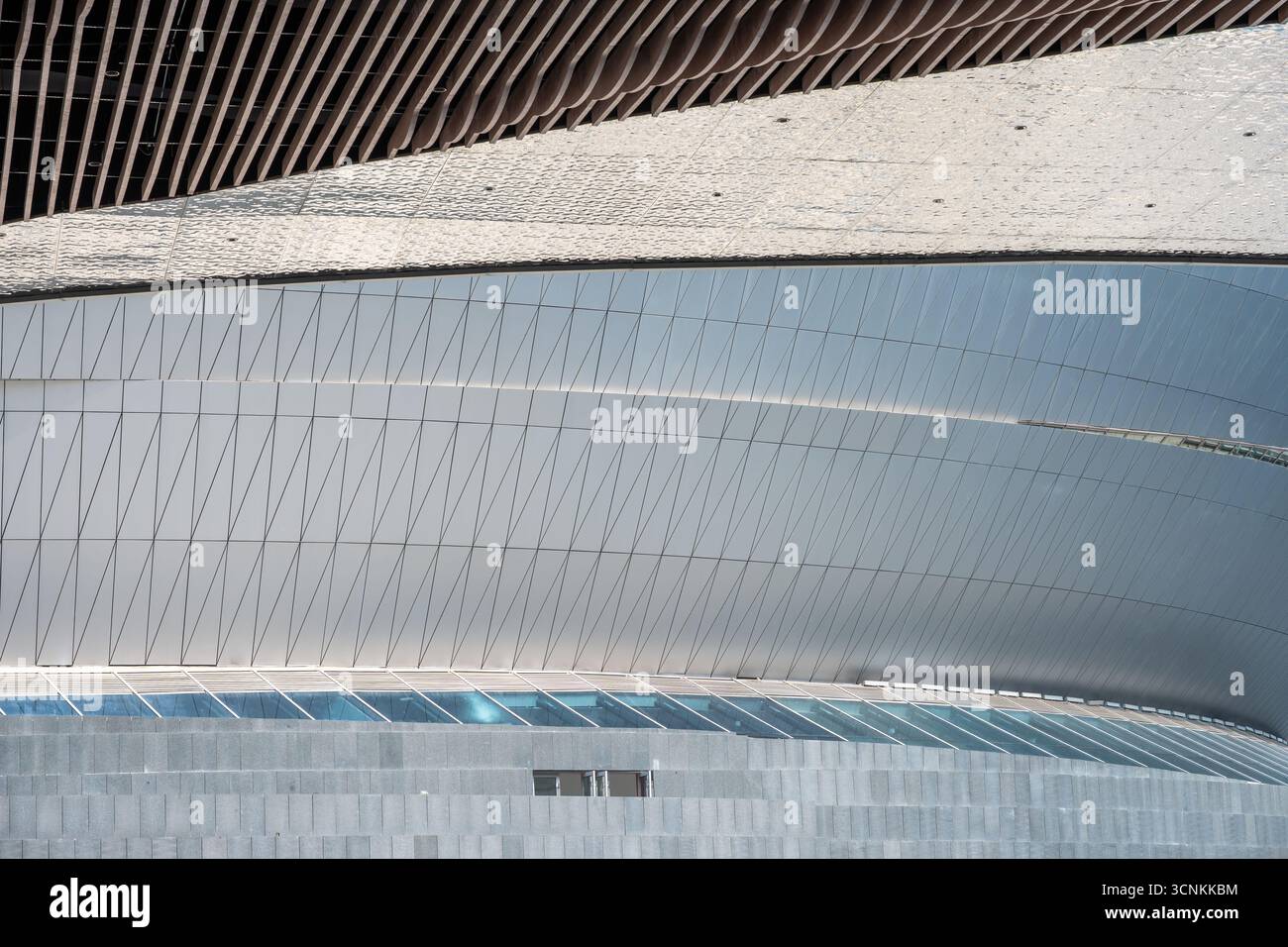 L'architettura cattura l'attenzione con il suo design moderno. L'edificio presenta una miscela di curve lisce e linee nette, mettendo in risalto gli innovati Foto Stock