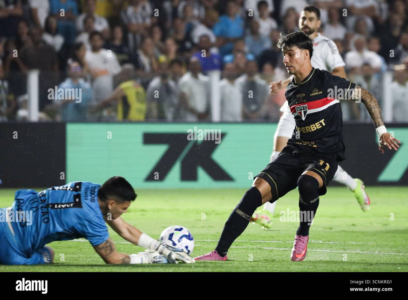 Ferreira di São Paolo durante la partita contro il Santos, per la 24a prova del Campionato brasiliano, allo stadio Vila Belmiro, sulla costa di São Paolo, questa domenica 21. Crediti: Brasile Photo Press/Alamy Live News Foto Stock
