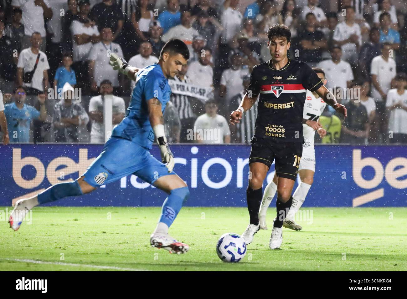Dinenno di São Paolo durante la partita contro il Santos, per la 24a prova del Campionato brasiliano, allo stadio Vila Belmiro, sulla costa di São Paolo, questa domenica 21. Crediti: Brasile Photo Press/Alamy Live News Foto Stock
