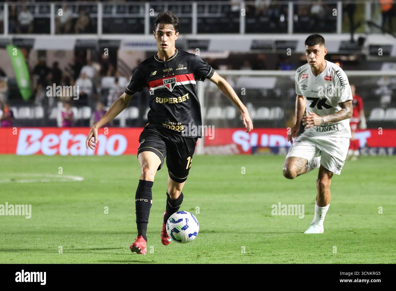 Rodriguinho di São Paolo durante la partita contro il Santos, per la 24a prova del Campionato brasiliano, allo stadio Vila Belmiro, sulla costa di São Paolo, questa domenica 21. Crediti: Brasile Photo Press/Alamy Live News Foto Stock
