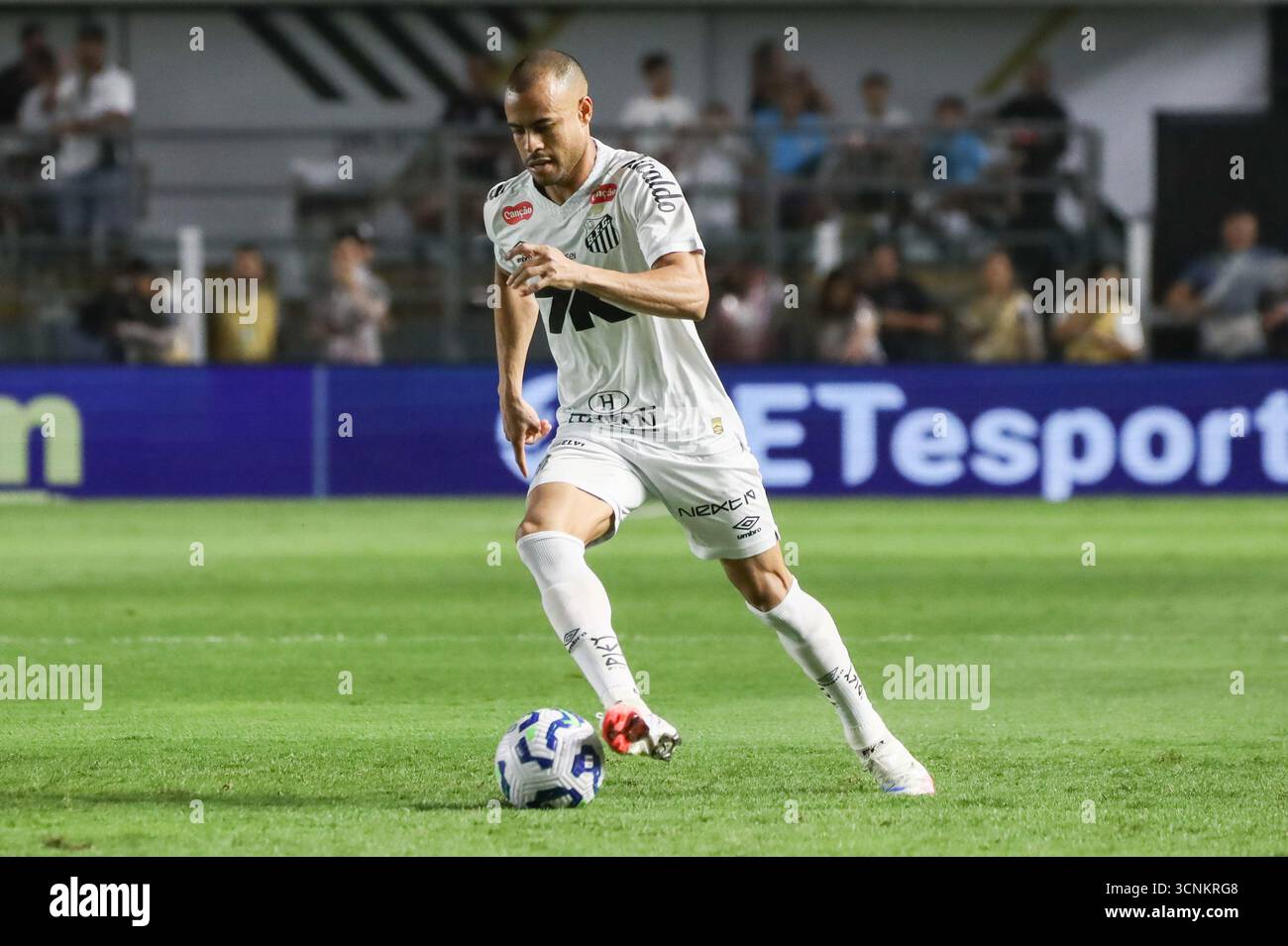Mayke do Santos durante la partita contro São Paolo, per la 24a prova del Campionato brasiliano, allo stadio Vila Belmiro, sulla costa di São Paolo, questa domenica 21. Crediti: Brasile Photo Press/Alamy Live News Foto Stock