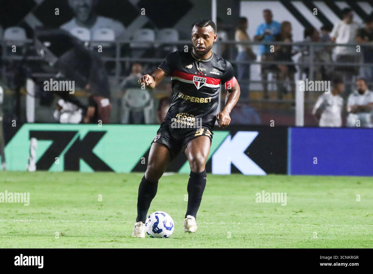 Luan di São Paolo durante la partita contro il Santos, per la 24a prova del Campionato brasiliano, allo stadio Vila Belmiro, sulla costa di São Paolo, questa domenica 21. Crediti: Brasile Photo Press/Alamy Live News Foto Stock
