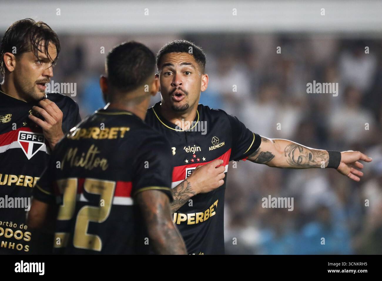 Luciano di São Paolo durante la partita contro il Santos, per la 24a prova del Campionato brasiliano, allo stadio Vila Belmiro, sulla costa di São Paolo, questa domenica 21. Crediti: Brasile Photo Press/Alamy Live News Foto Stock