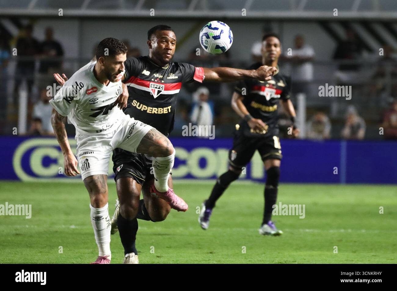 Luan di São Paolo durante la partita contro il Santos, per la 24a prova del Campionato brasiliano, allo stadio Vila Belmiro, sulla costa di São Paolo, questa domenica 21. Crediti: Brasile Photo Press/Alamy Live News Foto Stock