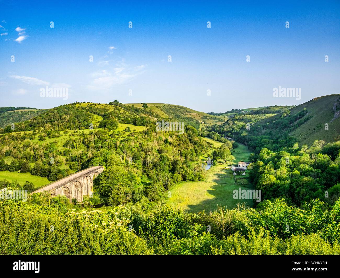 Monsal Dale nel Derbyshire, visto da Monsal Head, con il viadotto di lapide in disuso, ora parte del Monsal Trail, e il fiume Wye. Foto Stock